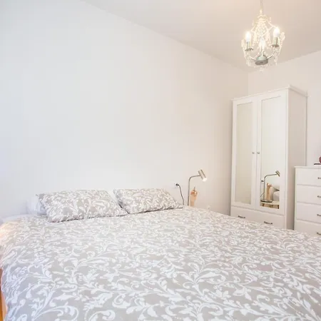 Good Mood 2-bedroom 10mins From Beach Apartman