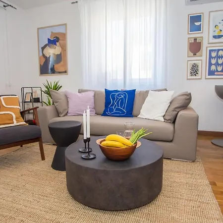 Good Mood 2-bedroom 10mins From Apartmán *