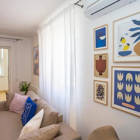 Apartment Good Mood 2-bedroom 10mins From Beach